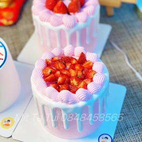 Bánh kem tone hồng nhiều dâu dễ thương
