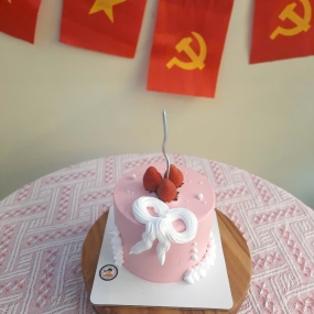 Bánh kem tone hồng decor đơn giản