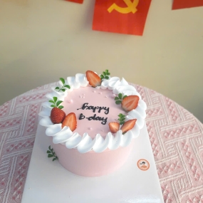Bánh kem tone hồng decor dâu 