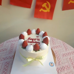 Bánh kem decor dâu cute 